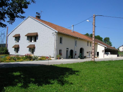 Façade antérieure et pignon sud-ouest vus de trois quarts. © Région Bourgogne-Franche-Comté, Inventaire du patrimoine