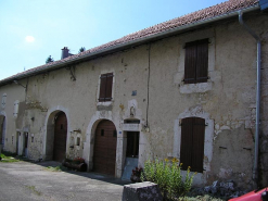 Façade antérieure vue de trois quarts. © Région Bourgogne-Franche-Comté, Inventaire du patrimoine