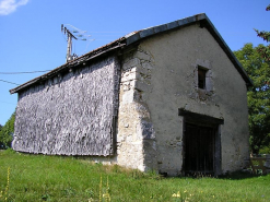 Façade antérieure et le pignon sud-ouest vus de trois quarts. © Région Bourgogne-Franche-Comté, Inventaire du patrimoine