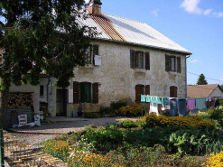 Façade antérieure vue de trois quarts. © Région Bourgogne-Franche-Comté, Inventaire du patrimoine