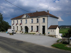 Façade antérieure vue de trois quarts. © Région Bourgogne-Franche-Comté, Inventaire du patrimoine