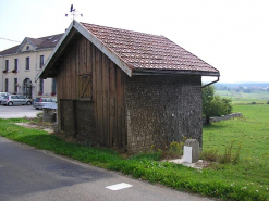 Entrée et façade sud-ouest vues de trois quarts. © Région Bourgogne-Franche-Comté, Inventaire du patrimoine