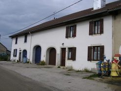 Façade antérieure vue de trois quarts. © Région Bourgogne-Franche-Comté, Inventaire du patrimoine