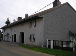 Façade antérieure et pignon sud-ouest vus de trois quarts. © Région Bourgogne-Franche-Comté, Inventaire du patrimoine