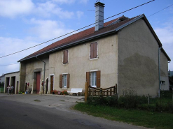 Façade antérieure et pignon nord-est vus de trois quarts. © Région Bourgogne-Franche-Comté, Inventaire du patrimoine