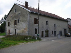 Façade antérieure et pignon nord-est vus de trois quarts. © Région Bourgogne-Franche-Comté, Inventaire du patrimoine