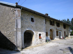 Façade antérieure et pignon nord-est vus de trois quarts. © Région Bourgogne-Franche-Comté, Inventaire du patrimoine