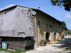 Façade antérieure et pignon sud-ouest vus de trois quarts. © Région Bourgogne-Franche-Comté, Inventaire du patrimoine