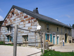 Façade antérieure et pignon sud-ouest vus de trois quarts. © Région Bourgogne-Franche-Comté, Inventaire du patrimoine