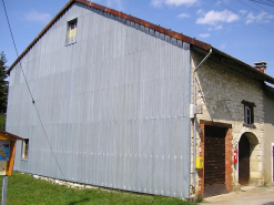 Pignon sud-ouest et façade antérieure vus de trois quarts. © Région Bourgogne-Franche-Comté, Inventaire du patrimoine