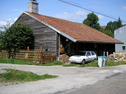 Pignon sud-ouest et façade antérieure vus de trois quarts. © Région Bourgogne-Franche-Comté, Inventaire du patrimoine