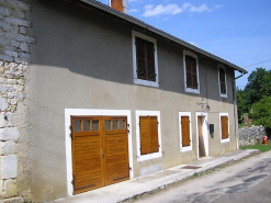 Façade antérieure vue de trois quarts. © Région Bourgogne-Franche-Comté, Inventaire du patrimoine