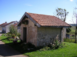 Entrée et pignon nord-est vus de trois quarts. © Région Bourgogne-Franche-Comté, Inventaire du patrimoine