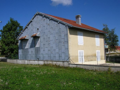 Pignon sud-ouest et façade latérale vus de trois quarts. © Région Bourgogne-Franche-Comté, Inventaire du patrimoine