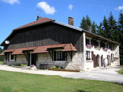 Pignon sud-ouest et façade antérieure vus de trois quarts. © Région Bourgogne-Franche-Comté, Inventaire du patrimoine