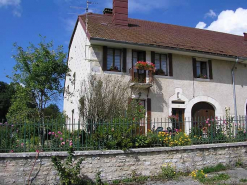 Vue latérale de la façade antérieure et d'une partie du pignon sud-ouest. © Région Bourgogne-Franche-Comté, Inventaire du patrimoine