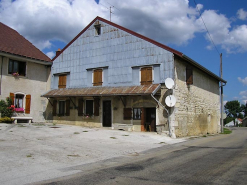 Pignon sud-ouest et façade latérale vus de trois quarts. © Région Bourgogne-Franche-Comté, Inventaire du patrimoine