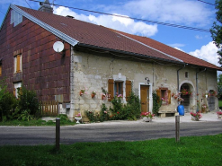 Façade antérieure et pignon sud-ouest vus de trois quarts. © Région Bourgogne-Franche-Comté, Inventaire du patrimoine