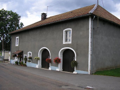 Façade antérieure et pignon nord-est vues de trois quarts. © Région Bourgogne-Franche-Comté, Inventaire du patrimoine