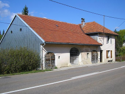 Façade antérieure et pignon sud-ouest vus de trois quarts. © Région Bourgogne-Franche-Comté, Inventaire du patrimoine