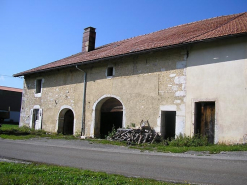 Façade antérieure vue de trois quarts. © Région Bourgogne-Franche-Comté, Inventaire du patrimoine