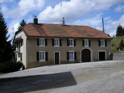 Façade antérieure et pignon nord vus de trois quarts. © Région Bourgogne-Franche-Comté, Inventaire du patrimoine