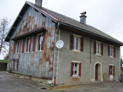 Pignon sud-ouest et façade antérieure vu de trois quarts. © Région Bourgogne-Franche-Comté, Inventaire du patrimoine