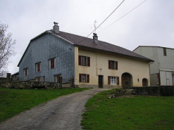 Façade antérieure et pignon sud-ouest vus de trois quarts. © Région Bourgogne-Franche-Comté, Inventaire du patrimoine