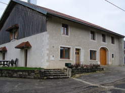 Façade antérieure et pignon sud-ouest vus de trois quarts. © Région Bourgogne-Franche-Comté, Inventaire du patrimoine