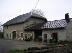 Façade antérieure vue de trois quarts. © Région Bourgogne-Franche-Comté, Inventaire du patrimoine