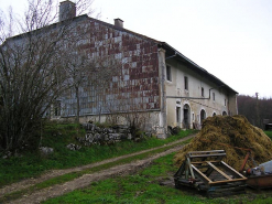 Pignon sud-ouest et façade antérieure vus de trois quarts. © Région Bourgogne-Franche-Comté, Inventaire du patrimoine