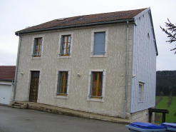 Façade antérieure et pignon sud-ouest vus de trois quarts. © Région Bourgogne-Franche-Comté, Inventaire du patrimoine