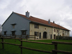 Pignon sud-ouest et façade antérieure vus de trois quarts. © Région Bourgogne-Franche-Comté, Inventaire du patrimoine