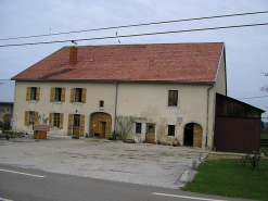 Vue générale de la façade antérieure et de l'appentis. © Région Bourgogne-Franche-Comté, Inventaire du patrimoine