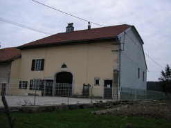 Façade antérieure et face droite vues de trois quarts © Région Bourgogne-Franche-Comté, Inventaire du patrimoine