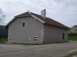 Pignon nord-est et façade antérieure vus de trois quarts. © Région Bourgogne-Franche-Comté, Inventaire du patrimoine