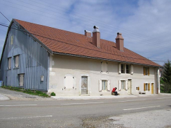 Façade antérieure et pignon sud-ouest vues de trois quarts. © Région Bourgogne-Franche-Comté, Inventaire du patrimoine