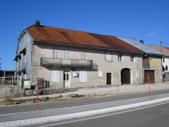 Façade antérieure et pignon sud-ouest vus de trois quarts. © Région Bourgogne-Franche-Comté, Inventaire du patrimoine