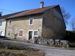 Façade antérieure vue de trois quarts. © Région Bourgogne-Franche-Comté, Inventaire du patrimoine