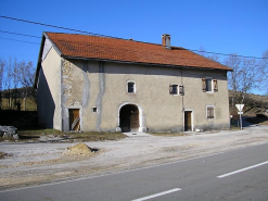 Façade antérieure et pignon sud-ouest vus de trois quarts. © Région Bourgogne-Franche-Comté, Inventaire du patrimoine