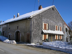 Pignon sud-ouest et façade antérieure vus de trois quarts. © Région Bourgogne-Franche-Comté, Inventaire du patrimoine