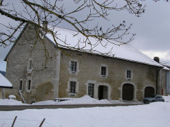 Façade antérieure et pignon sud vus de trois quarts. © Région Bourgogne-Franche-Comté, Inventaire du patrimoine