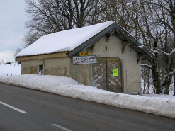 Entrée et façade latérale vues de trois quarts. © Région Bourgogne-Franche-Comté, Inventaire du patrimoine