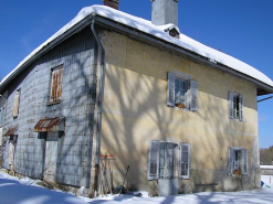 Façade latérale et pignon sud-ouest vus de trois quarts. © Région Bourgogne-Franche-Comté, Inventaire du patrimoine