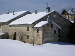 Façade postérieure vue de trois quarts. © Région Bourgogne-Franche-Comté, Inventaire du patrimoine