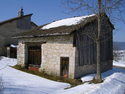 Entrée et pignon essenté vus de trois quarts. © Région Bourgogne-Franche-Comté, Inventaire du patrimoine