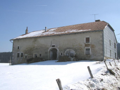 Façade postérieure et pignon sud-ouest vus de trois quarts. © Région Bourgogne-Franche-Comté, Inventaire du patrimoine