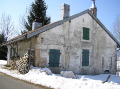 Pignon nord-est et façade latérale vus de trois quarts. © Région Bourgogne-Franche-Comté, Inventaire du patrimoine