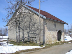 Façade antérieure et pignon nord vus de trois quarts. © Région Bourgogne-Franche-Comté, Inventaire du patrimoine