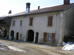 Façade antérieure vue de trois quarts. © Région Bourgogne-Franche-Comté, Inventaire du patrimoine